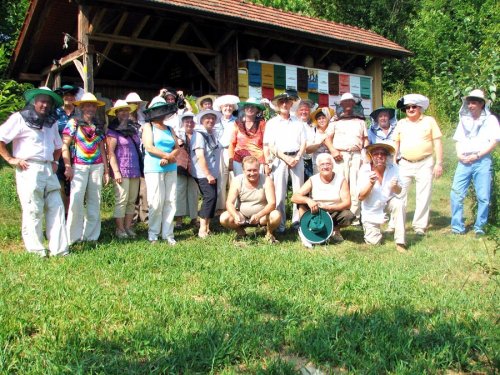 41 pred vstopom v čebelnjak še ena "gasilska"
